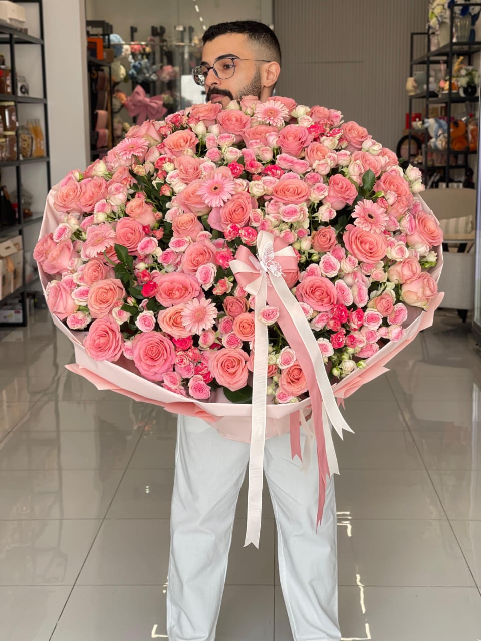 يمكن تغير لون الغلاف والورد وتحديد سعر الباقة