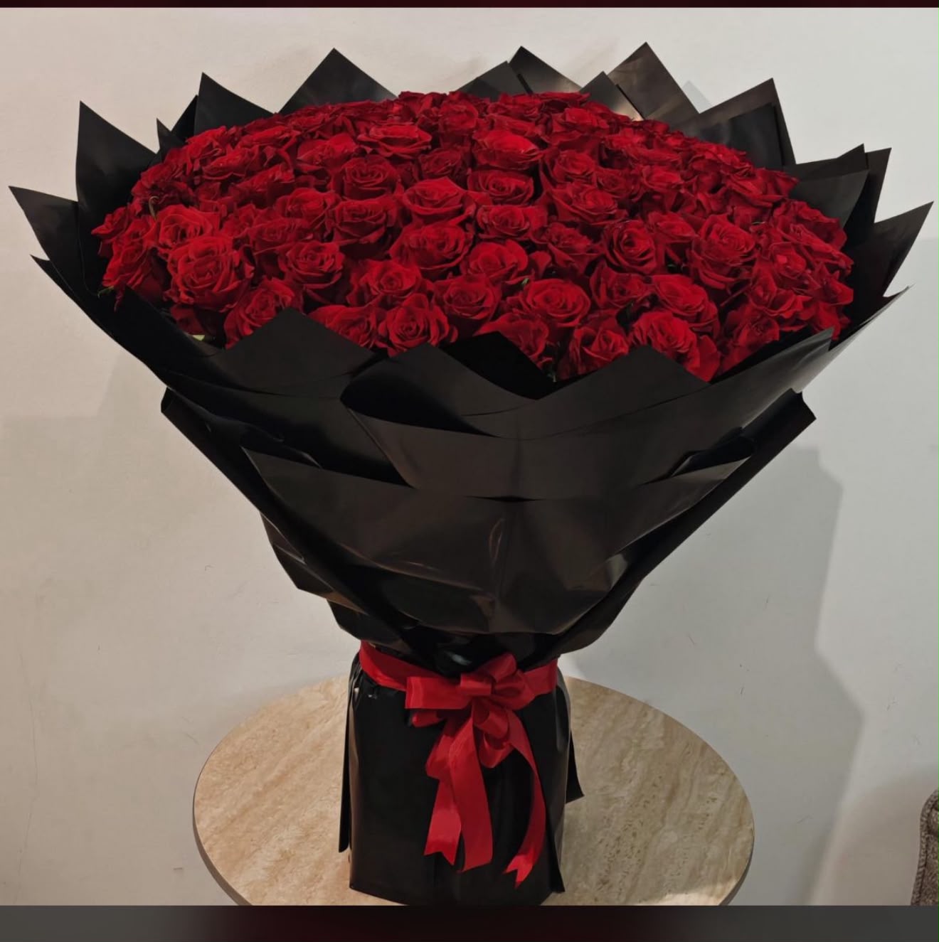 100 ورده كبيرا 🌹 لون التغليف ولون الورد من اختيارك 🤗
