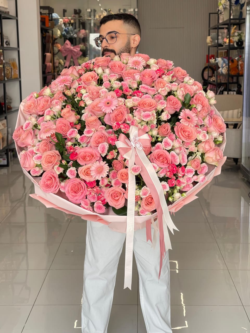 يمكن تغير لون الغلاف والورد وتحديد سعر الباقة