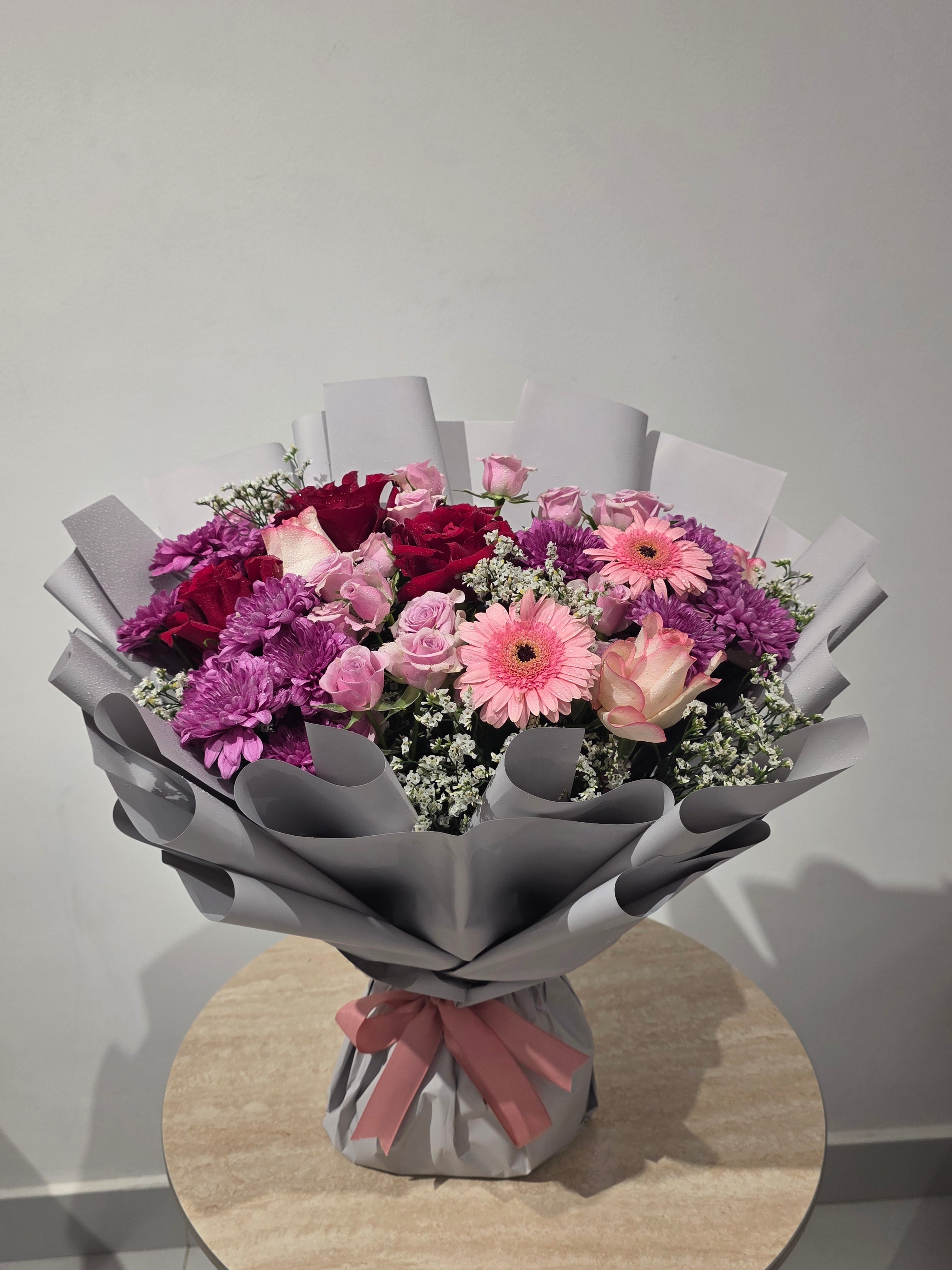 يمكن تغير لون الغلاف والورد وتحديد سعر الباقة